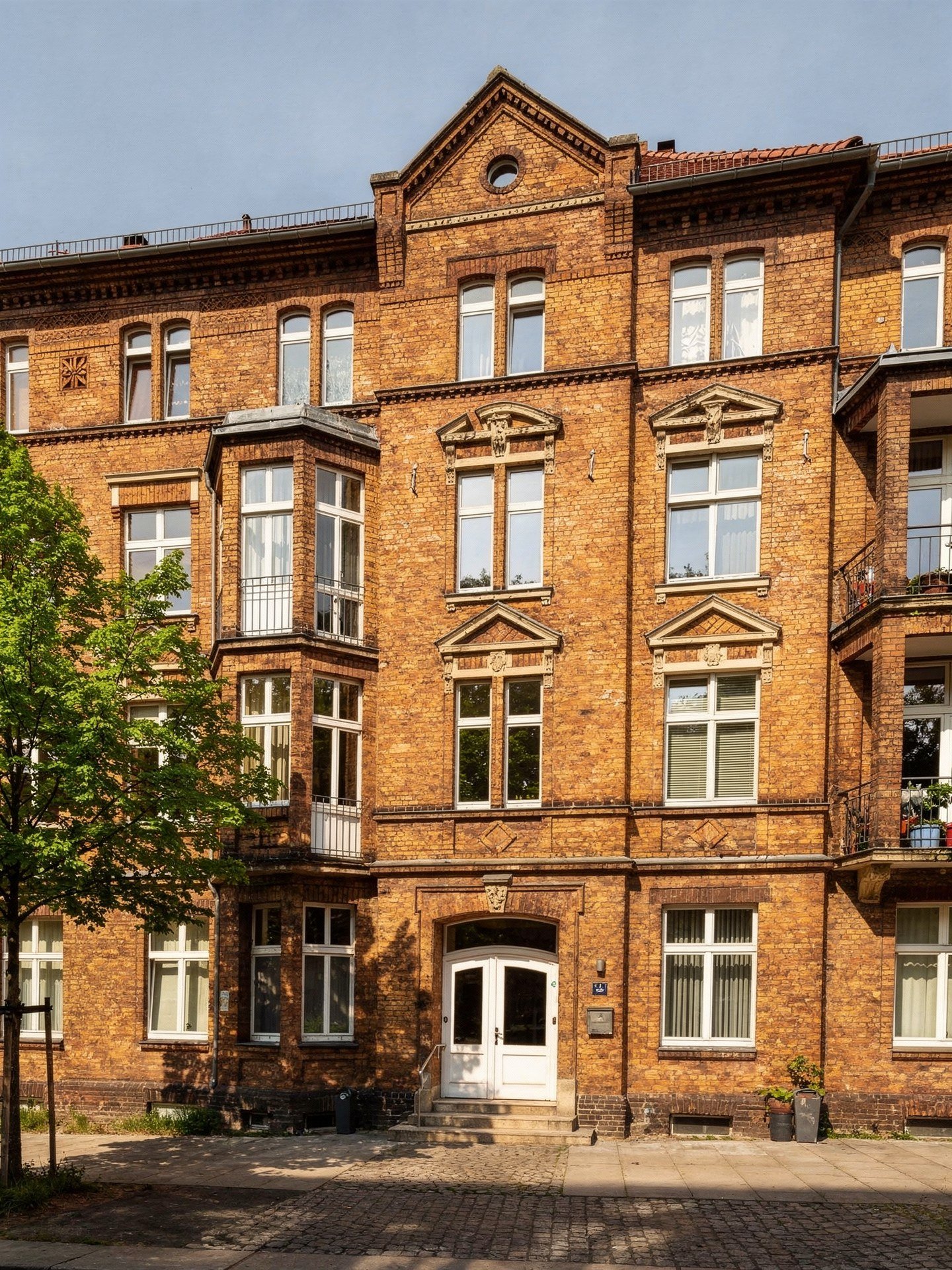 Gepflegtes Hamburger Backstein-Mehrfamilienhaus bei Tageslicht