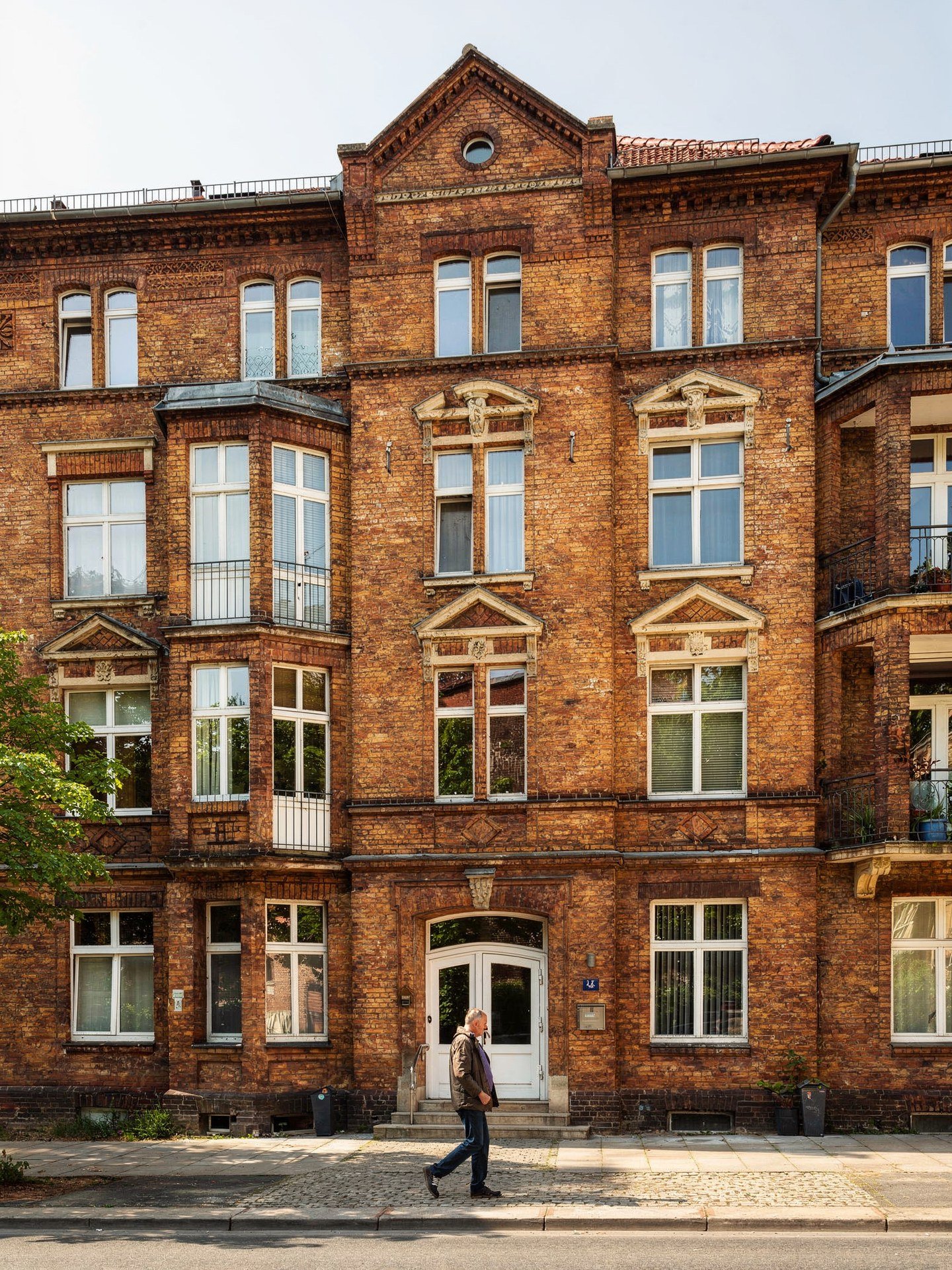 Eingang eines Hamburger Mehrfamilienhauses am helllichten Tag